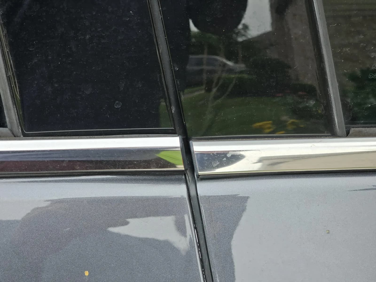 Door gap tapering from top to bottom on a twisted shell